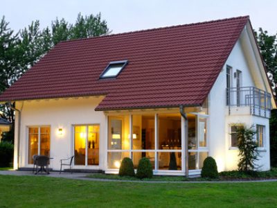 Einfamilienhaus in der Abendämmerung Einfamilienhaus in der Abendämmerung